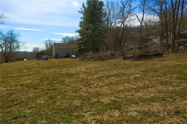 a view of a house with backyard and garden