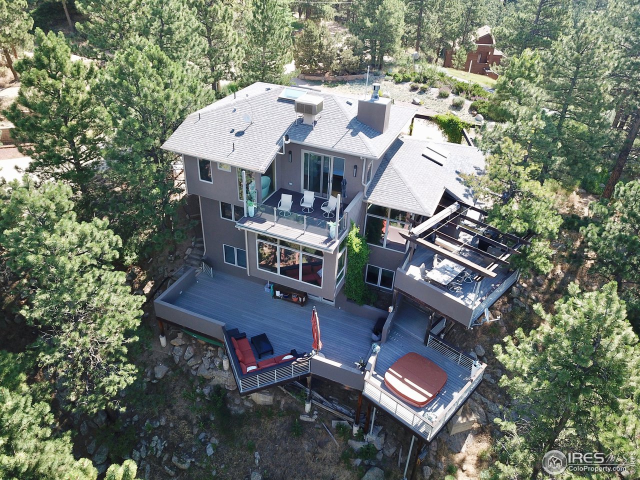 1200 sq. ft of decks overlooking nature!