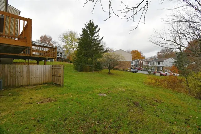 a view of backyard with residential house
