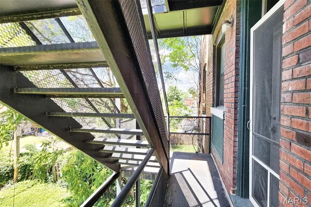 $1,400 | 3654 Shaw Boulevard, Unit 1 EAST, St. Louis, MO 63110