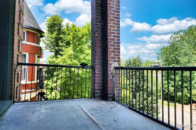 $1,400 | 3654 Shaw Boulevard, Unit 1 EAST, St. Louis, MO 63110