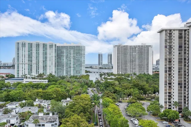 a view of a back yard