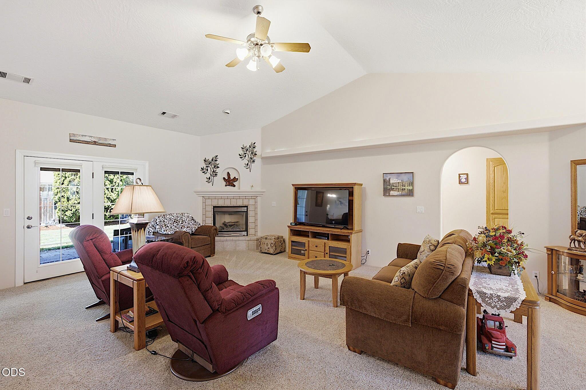 2714 Trinity Way Grants Pass, OR 97527 - Photo 7 of 37