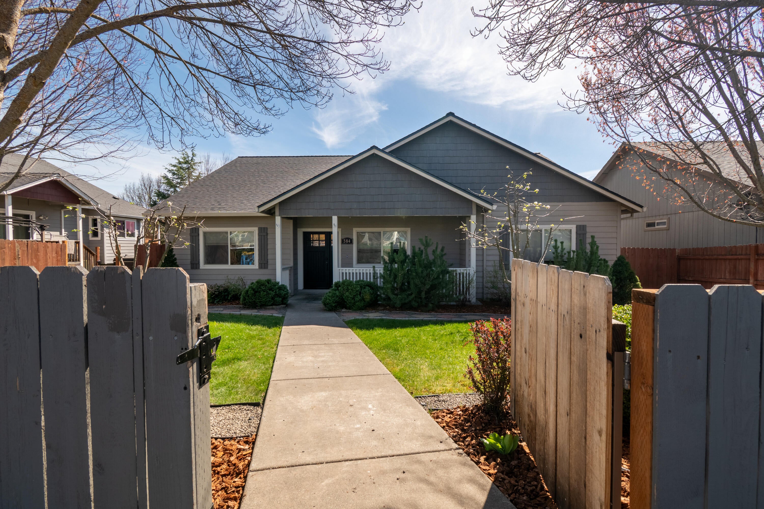 584 Barton Road Eagle Point, OR 97524 - Photo 2 of 30 01-1