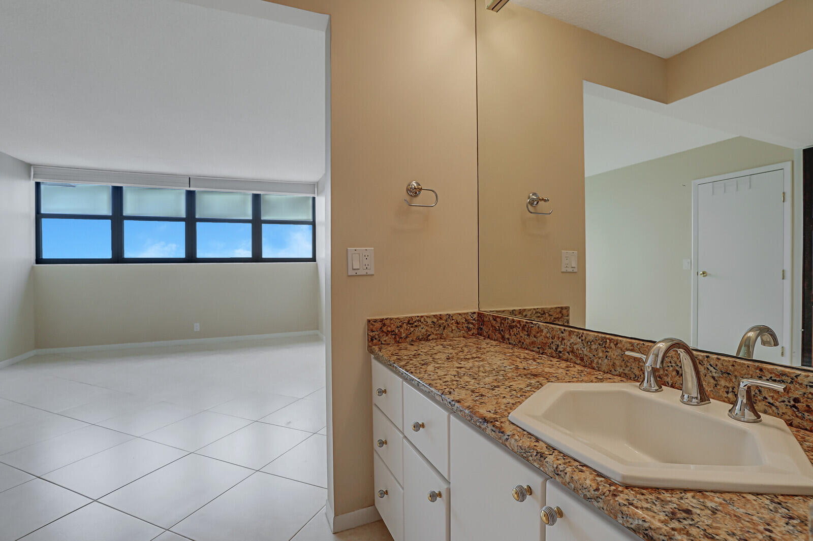 336 Golfview Road, Unit 1115 North Palm Beach, FL 33408 - Photo 21 of 40 Primary Bath