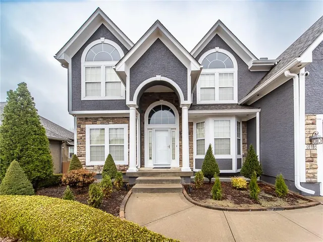 $675,000 | 916 Southwest 33rd Street, Lee's Summit, MO 64082