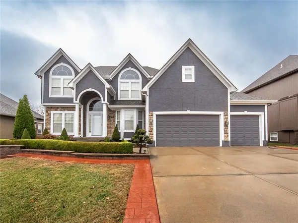 $615,000 | 916 Southwest 33rd Street, Lee's Summit, MO 64082