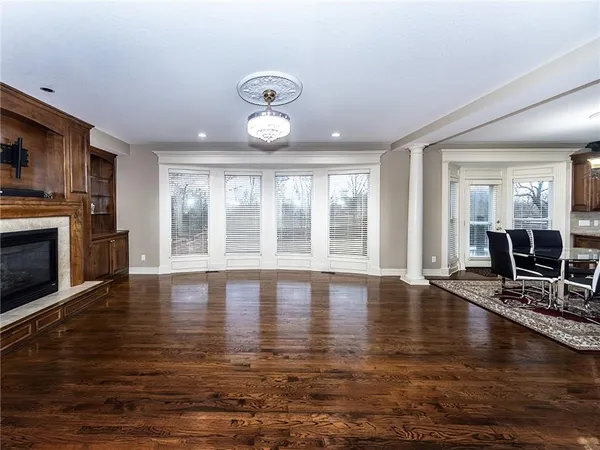 $615,000 | 916 Southwest 33rd Street, Lee's Summit, MO 64082
