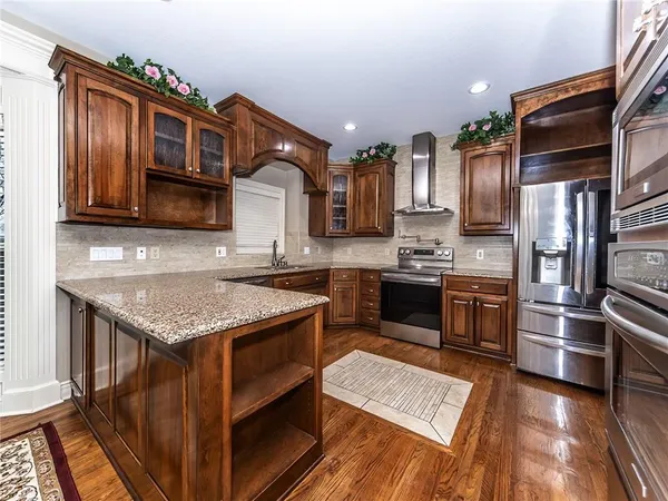$615,000 | 916 Southwest 33rd Street, Lee's Summit, MO 64082
