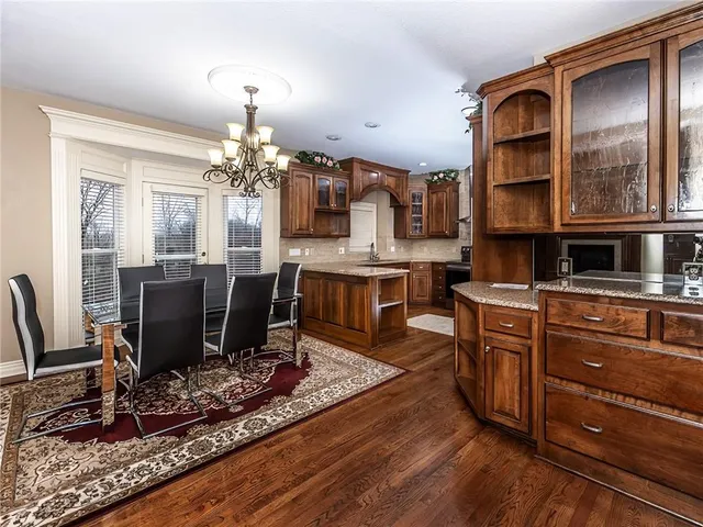 $675,000 | 916 Southwest 33rd Street, Lee's Summit, MO 64082