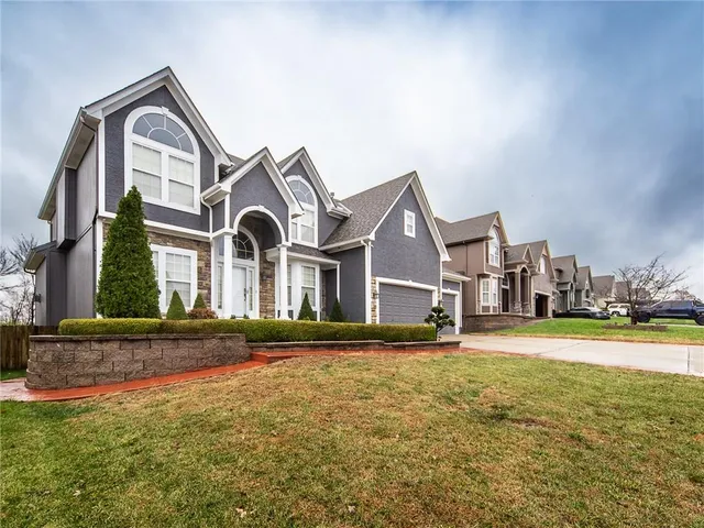 $675,000 | 916 Southwest 33rd Street, Lee's Summit, MO 64082