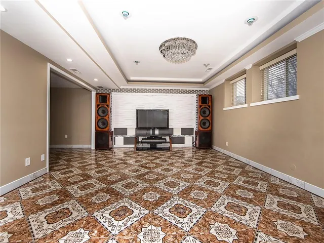 $675,000 | 916 Southwest 33rd Street, Lee's Summit, MO 64082