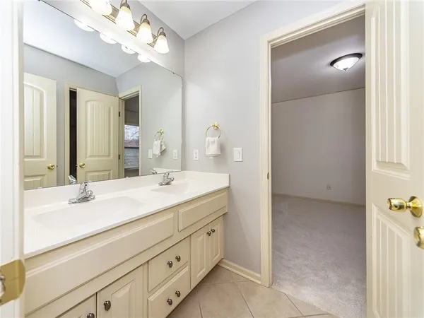 $615,000 | 916 Southwest 33rd Street, Lee's Summit, MO 64082