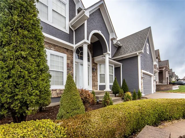 $675,000 | 916 Southwest 33rd Street, Lee's Summit, MO 64082