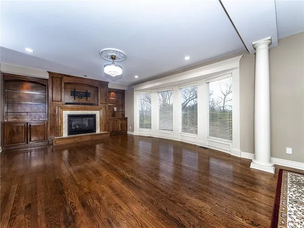 $615,000 | 916 Southwest 33rd Street, Lee's Summit, MO 64082