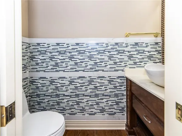 $615,000 | 916 Southwest 33rd Street, Lee's Summit, MO 64082