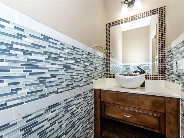 $615,000 | 916 Southwest 33rd Street, Lee's Summit, MO 64082
