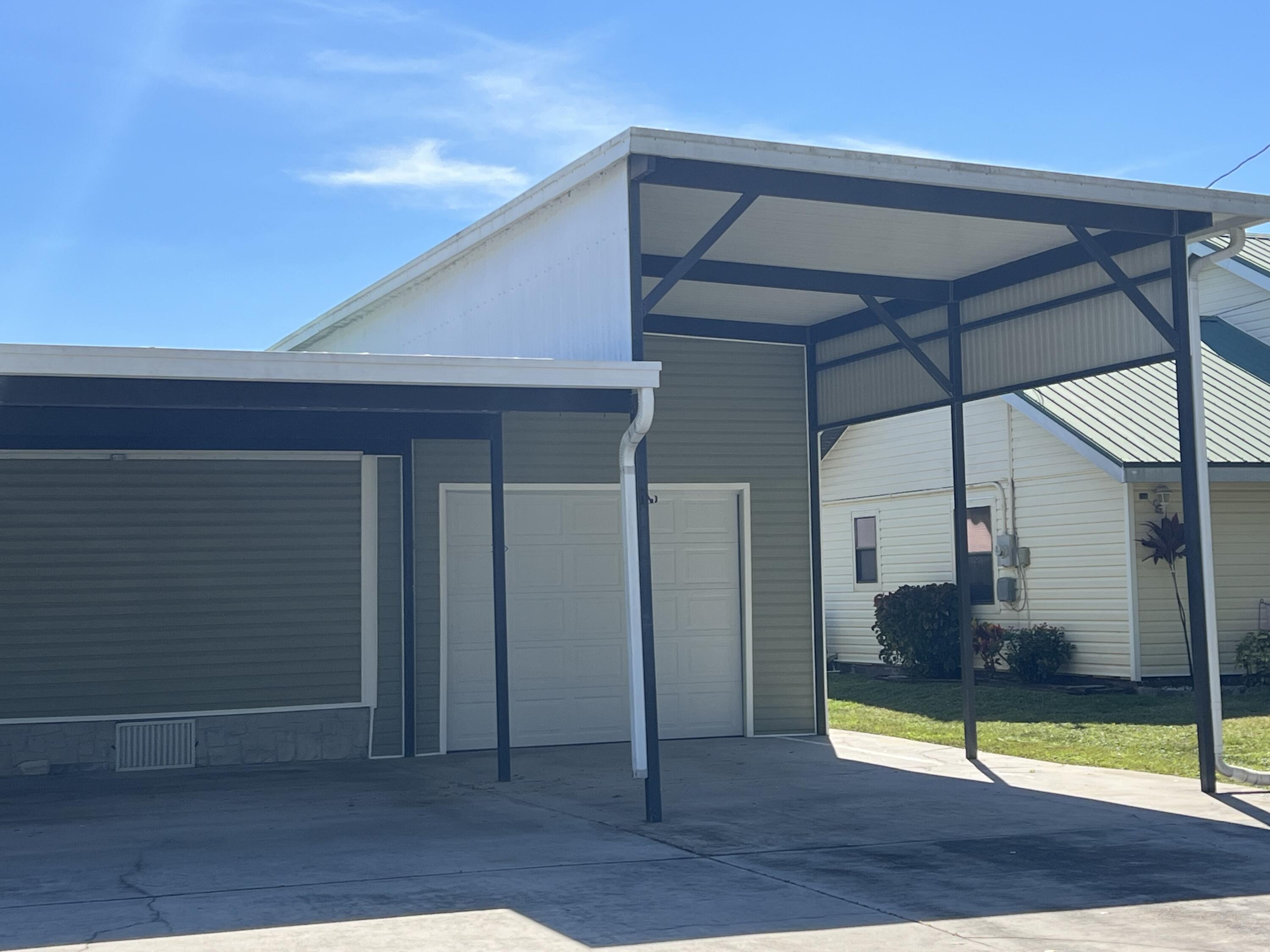 1017 Jordan Loop Okeechobee, FL 34974 - Photo 2 of 28 IMG-6707