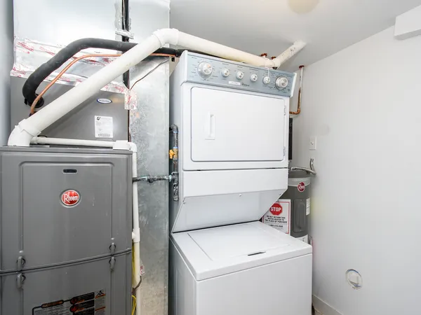 $3,000 | 2163 North Bell Avenue, Unit 1R, Chicago, IL 60647