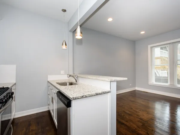 $3,000 | 2163 North Bell Avenue, Unit 1R, Chicago, IL 60647