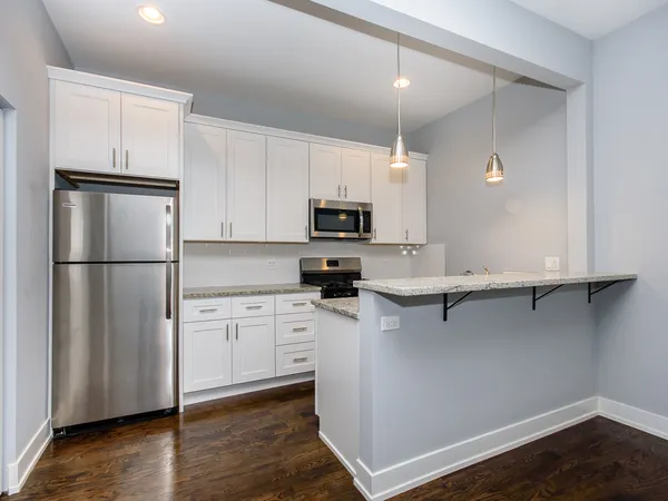 $3,000 | 2163 North Bell Avenue, Unit 1R, Chicago, IL 60647