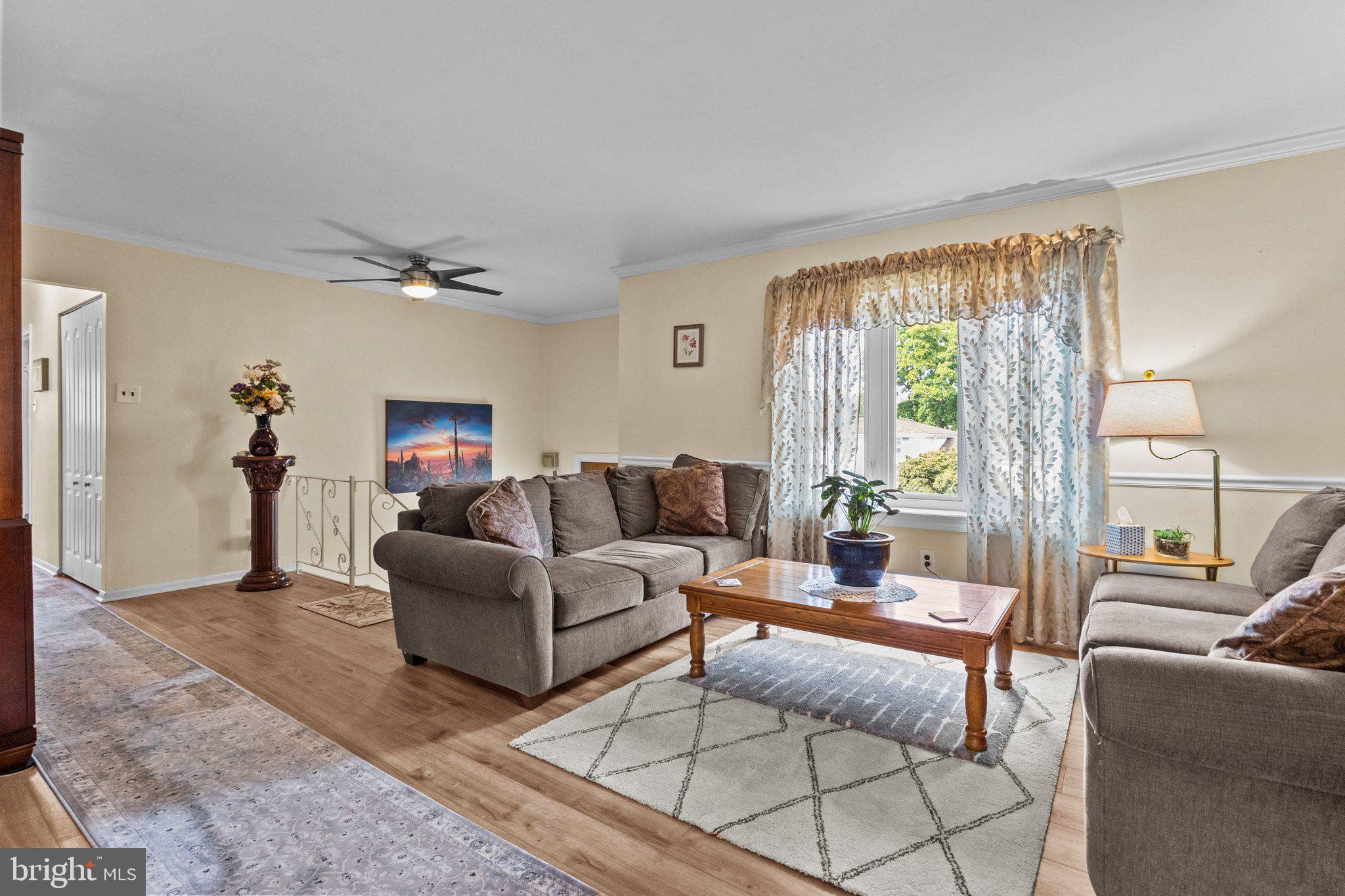 3233 Dale Road Bensalem, PA 19020 - Photo 5 of 27 Living Room
