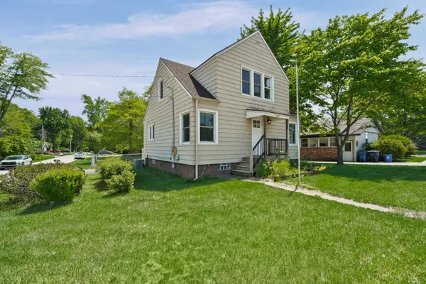 a view of a house with a backyard