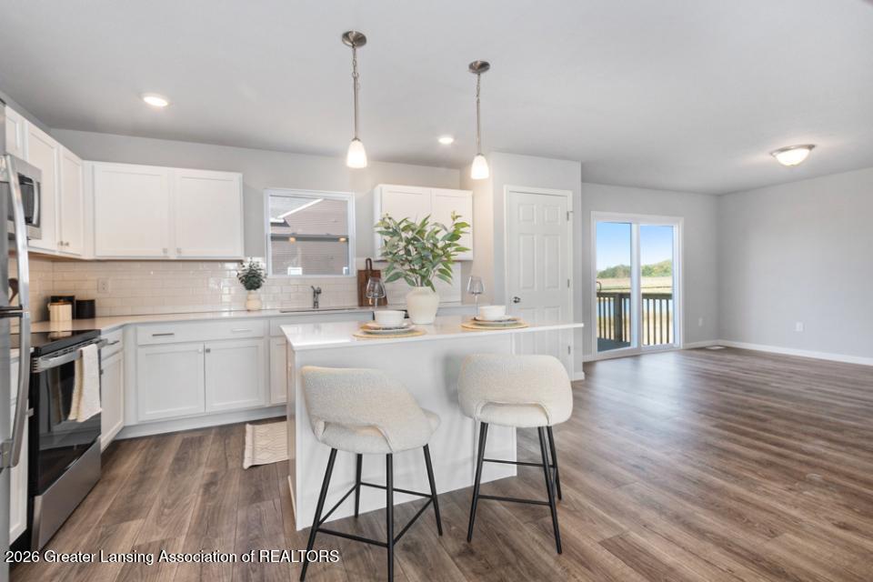 707 West Windward Way Perry, MI 48872 - Photo 7 of 37 3-SVW051-i2080-Kitchen1