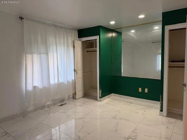 a view of entryway with a garden