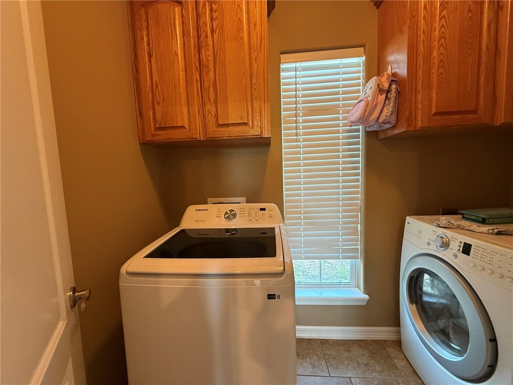 137 Lk Vw Terrace Three Rivers, TX 78071 - Photo 15 of 20 a utility room with dryer and washer