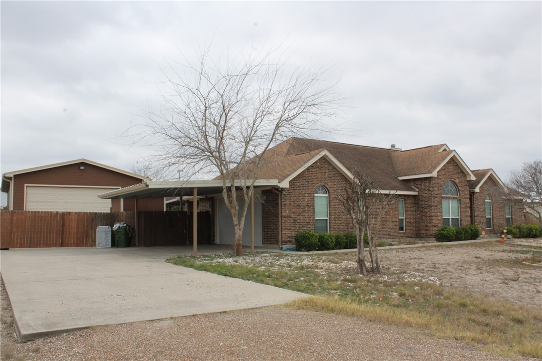 137 Lk Vw Terrace Three Rivers, TX 78071 - Photo 2 of 20 front view of a house with a yard