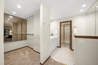 2130 Mallard Drive Northbrook, IL 60062 - Photo 13 of 28 a view of a hallway with a living room