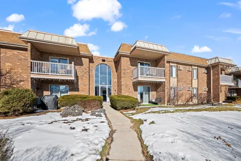 $265,000 | 2411 North Kennicott Drive, Unit 2B, Arlington Heights, IL 60004