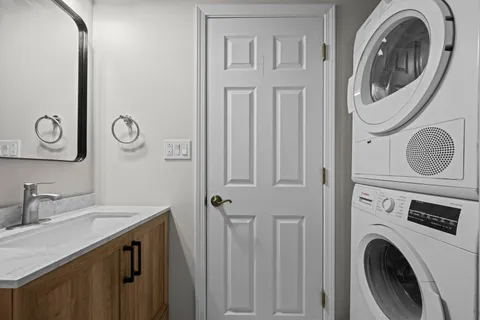 $265,000 | 2411 North Kennicott Drive, Unit 2B, Arlington Heights, IL 60004