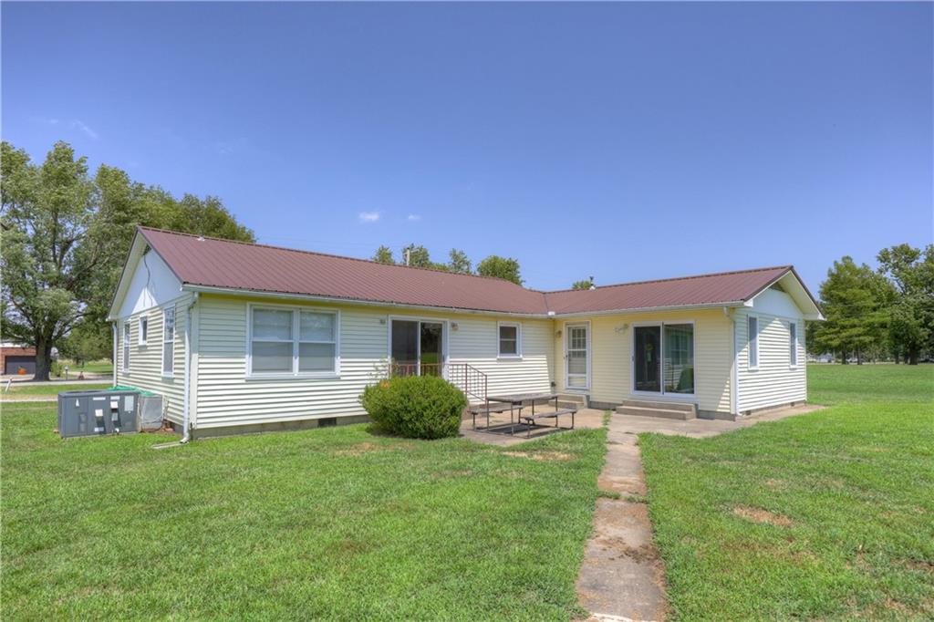 1030 West Country Road Columbus, KS 66725 - Photo 8 of 32 Gallery Image 8