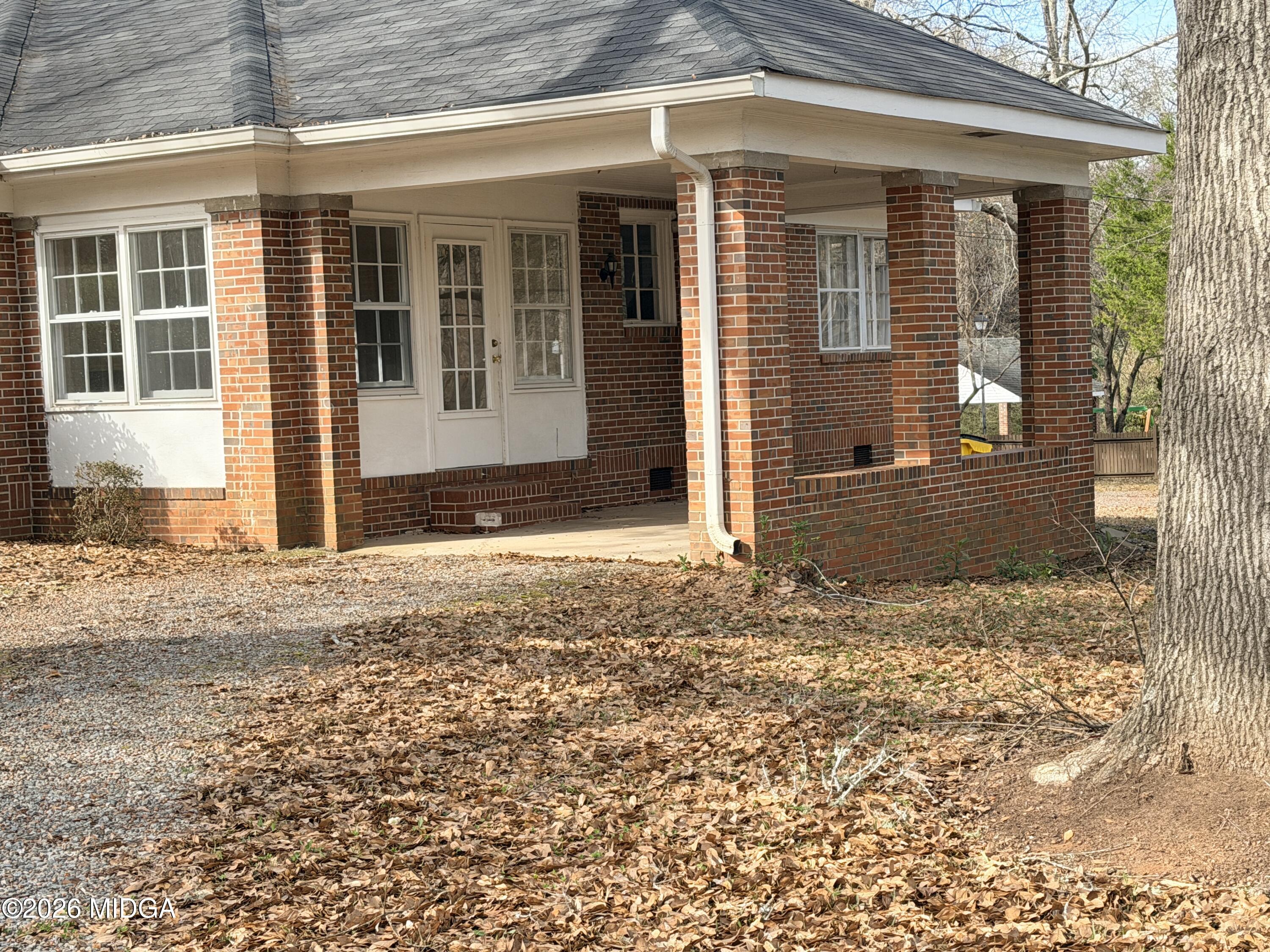 419 West Johnston Street Forsyth, GA 31029 - Photo 3 of 34 front view of a house