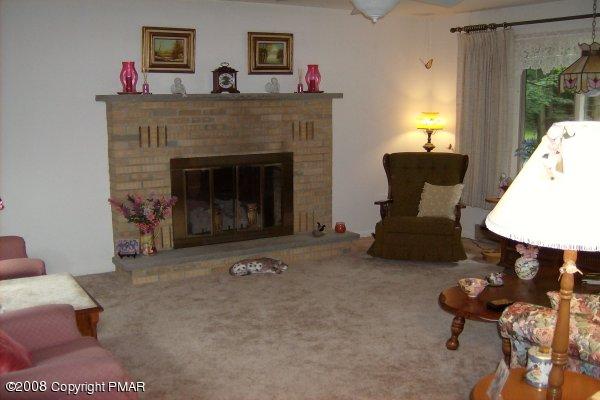 325 Beech Ridge Drive Pocono Summit, PA 18346 - Photo 8 of 20 Living Room
