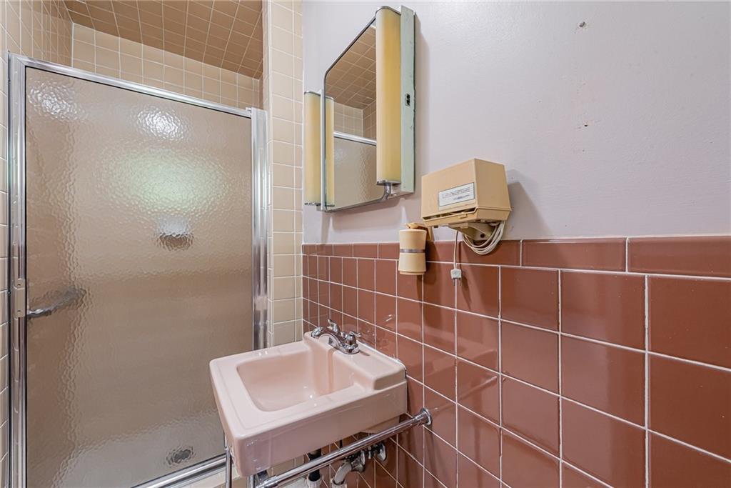 520 North 9th Street Indiana, PA 15701 - Photo 20 of 29 a bathroom with a sink and a mirror