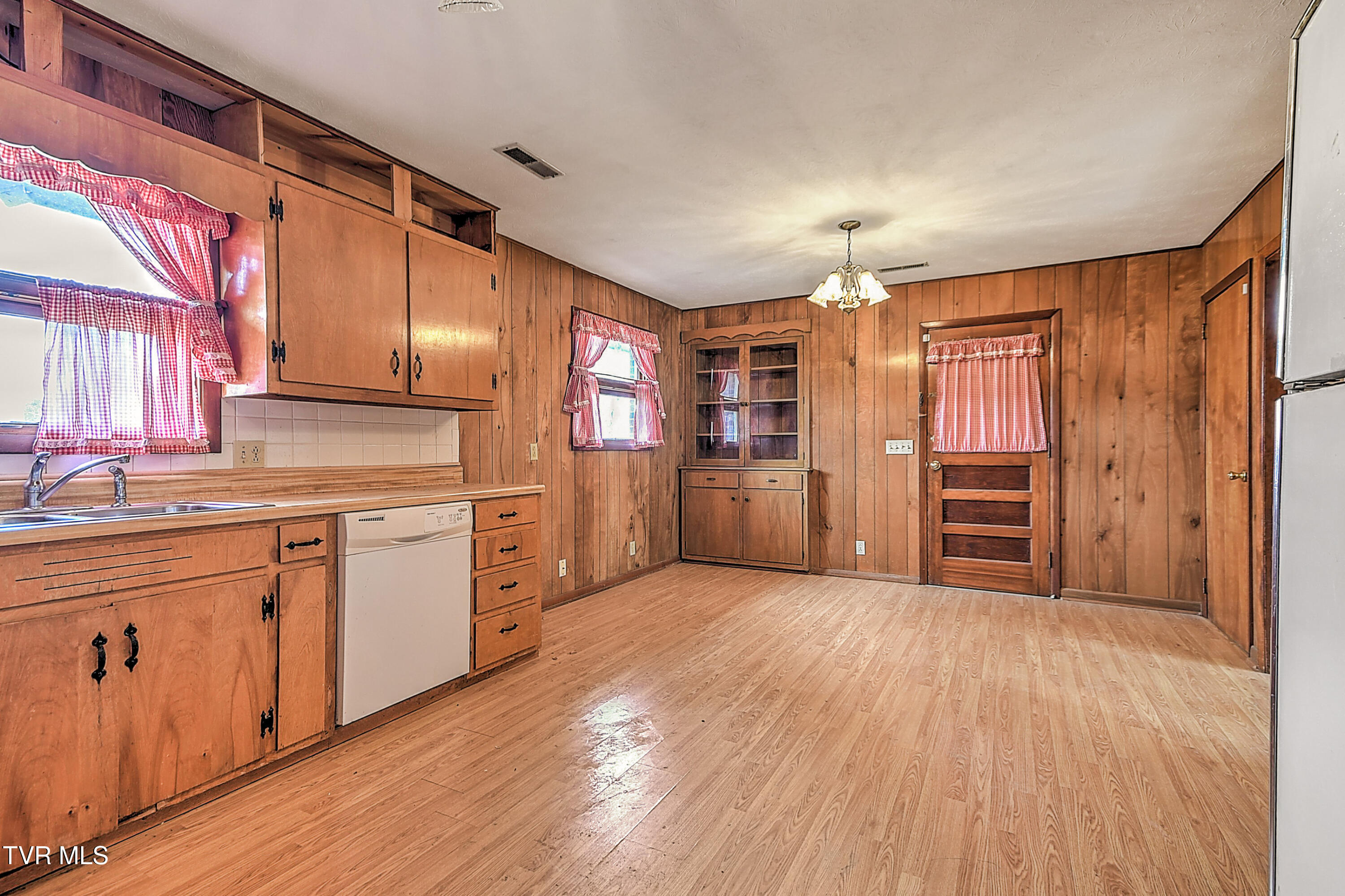 741 Gray Station Road Gray, TN 37615 - Photo 6 of 30 741 Gray Station KG-14