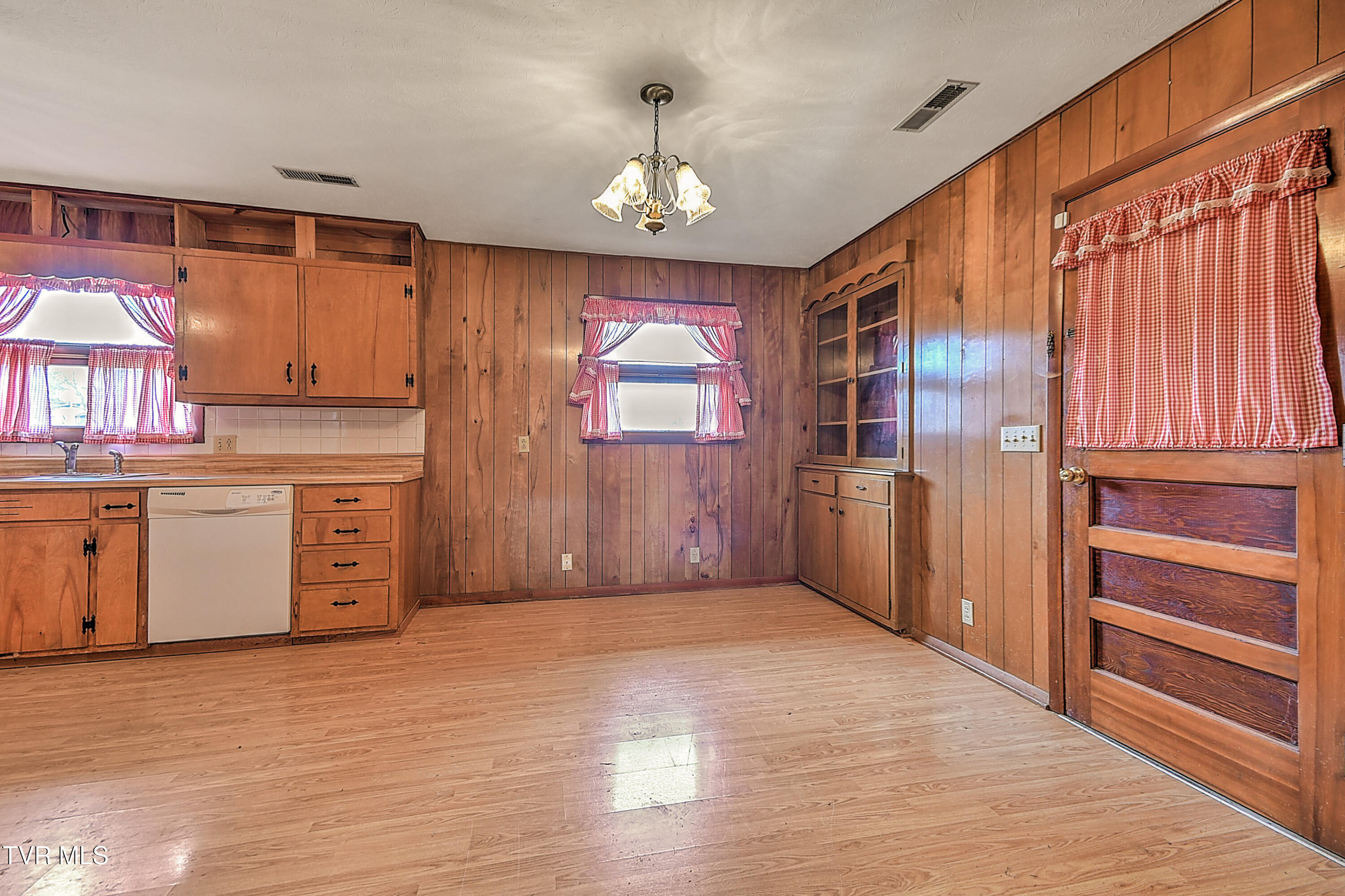 741 Gray Station Road Gray, TN 37615 - Photo 8 of 30 741 Gray Station KG-8