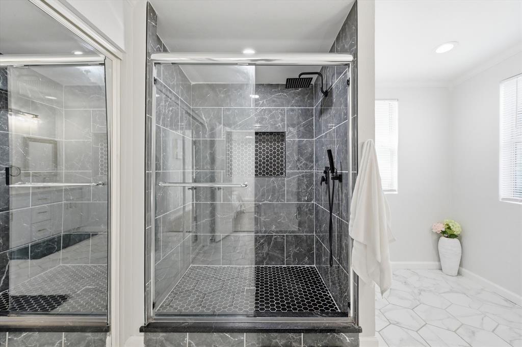 330 West Vinyard Road Duncanville, TX 75137 - Photo 12 of 20 a bathroom with a shower