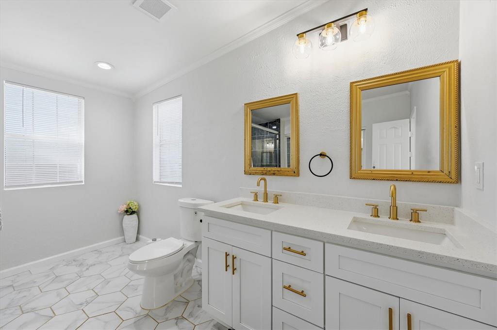 330 West Vinyard Road Duncanville, TX 75137 - Photo 14 of 20 a bathroom with a toilet sink and mirror