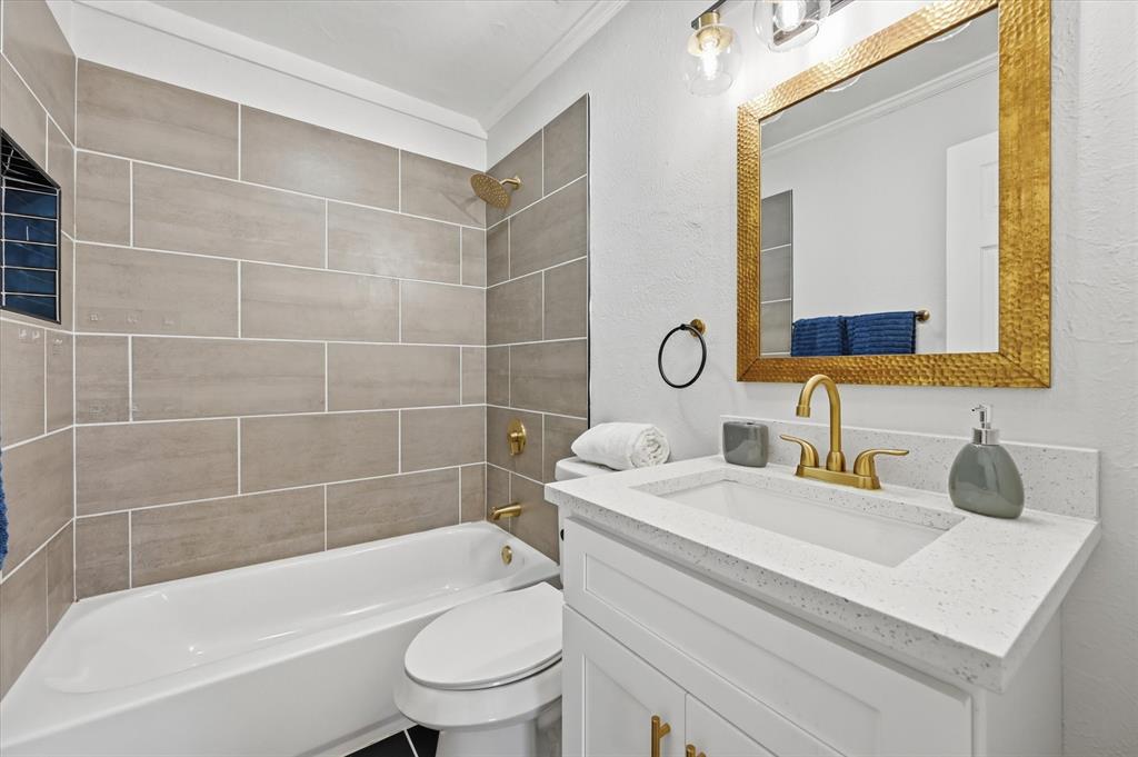 330 West Vinyard Road Duncanville, TX 75137 - Photo 16 of 20 a bathroom with a sink toilet vanity and bathtub