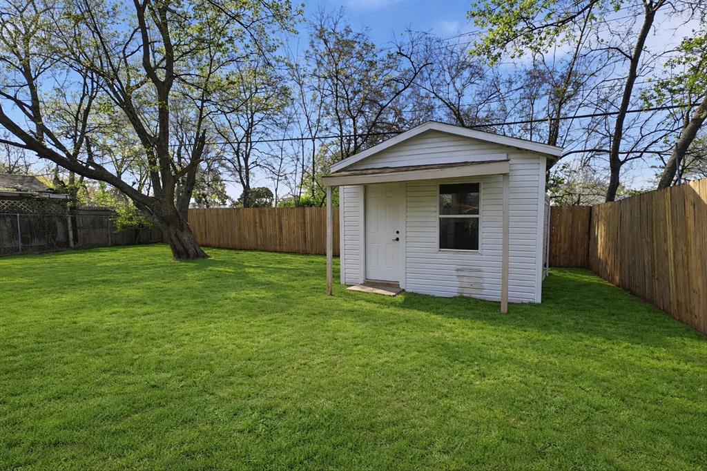 330 West Vinyard Road Duncanville, TX 75137 - Photo 19 of 20 a front view of house with yard and green space