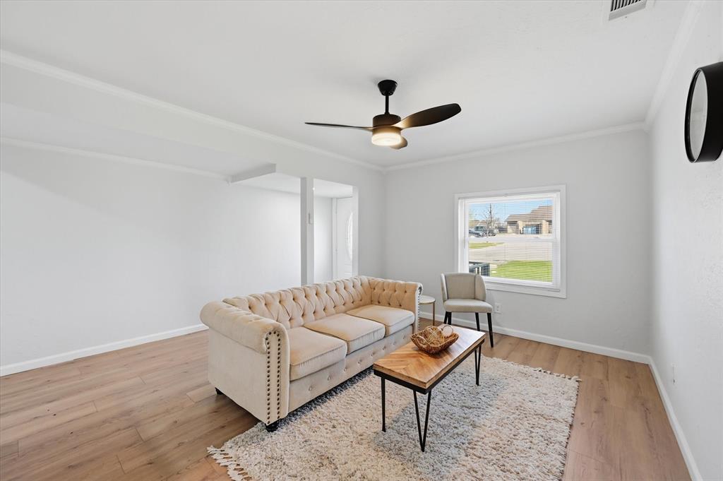 330 West Vinyard Road Duncanville, TX 75137 - Photo 3 of 20 a living room with furniture and a wooden floor
