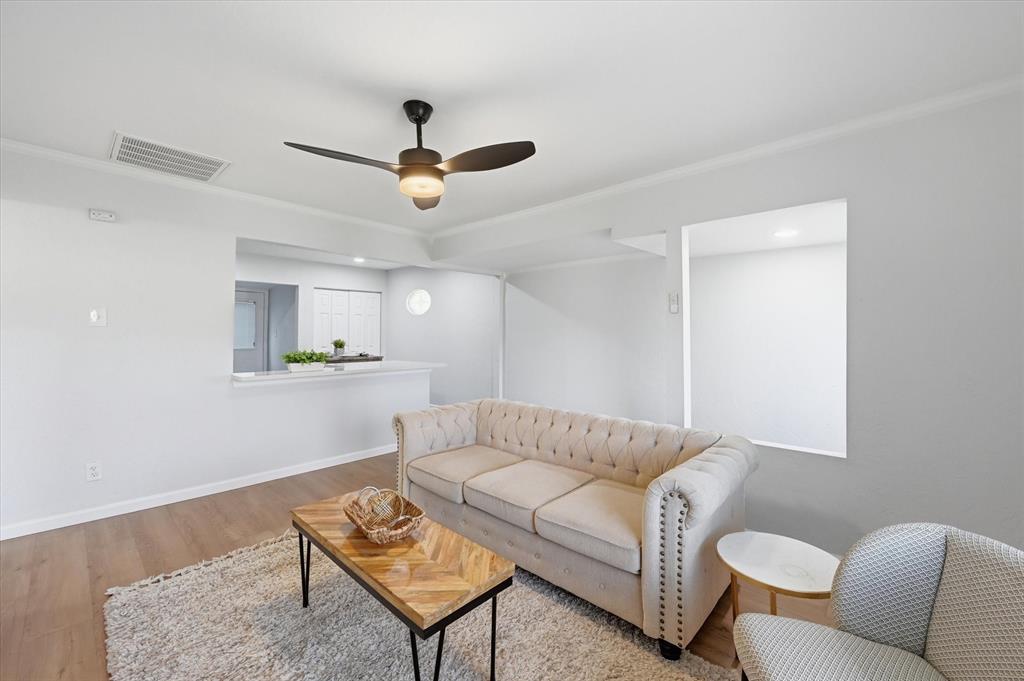 330 West Vinyard Road Duncanville, TX 75137 - Photo 4 of 20 a living room with furniture and a rug