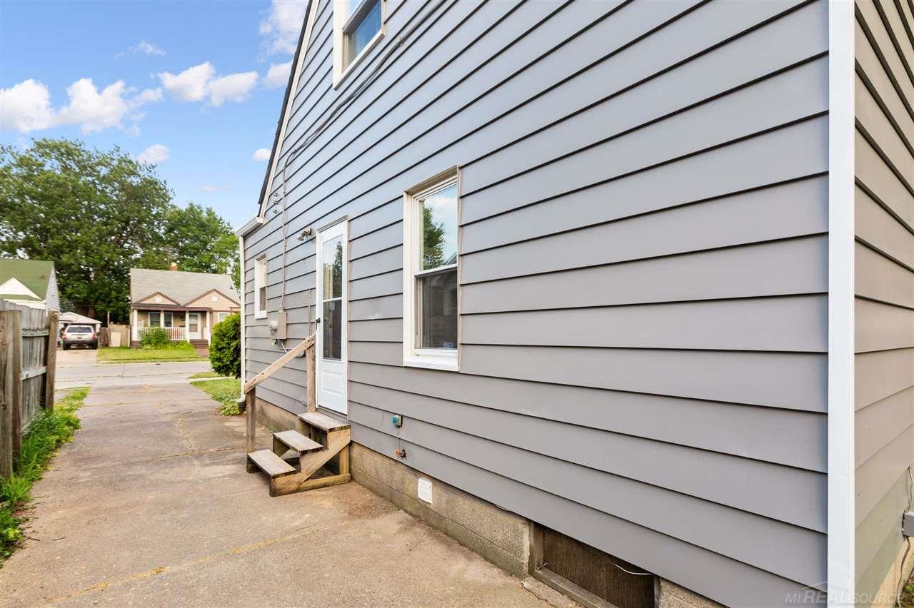 22119 Cushing Avenue Eastpointe, MI 48021 - Photo 28 of 33 50017426-27.JPG