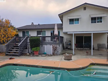 a view of a house with backyard