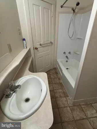 $1,350 | 976 West Main Street, Unit 2, New Holland, PA 17557