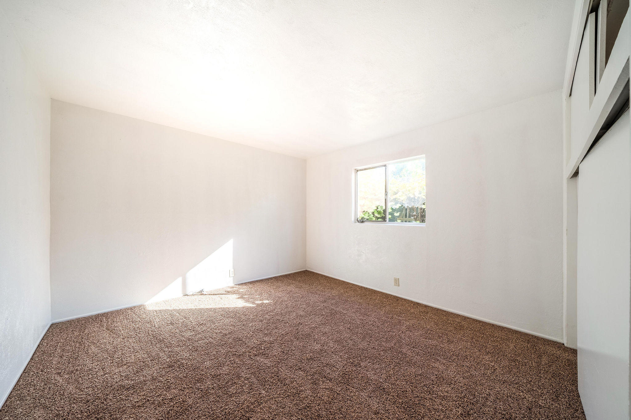 1138 Layton Road Redding, CA 96002 - Photo 13 of 22 an empty room with a window